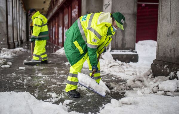 Angajați ai serviciilor municipale luptă cu urmările ninsorilor pe una din străzile Madridului - Sputnik Moldova-România