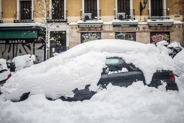Automobil acoperit de zăpadă pe una din străzile Madridului - Sputnik Moldova-România
