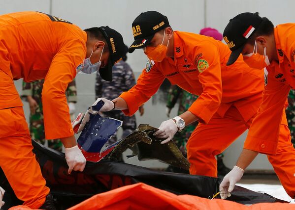 Следователи осматривают обломки, обнаруженные в водах у острова Ява после крушения пассажирского самолета Sriwijaya Air - Sputnik Moldova