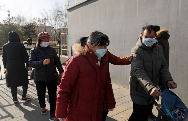 Люди в масках на улице Пекина - Sputnik Moldova