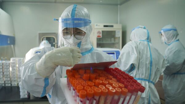 Китайский медработник с пробирками в лаборатории - Sputnik Молдова