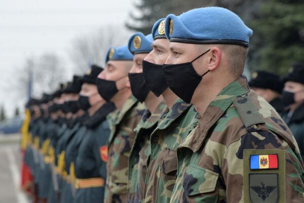 Молдавские военнослужащие, которые отправляются в Косово - Sputnik Молдова
