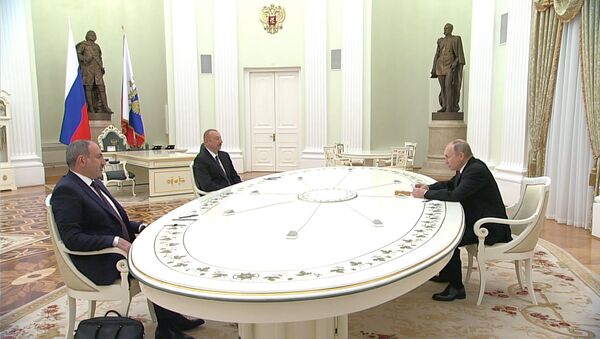 Без рукопожатий и с напряженными лицами: как прошла встреча Путина, Алиева и Пашиняна - Sputnik Молдова