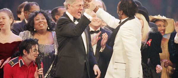 Președintele ales Bill Clinton și cântărețul Chuck Berry în timpul unei gale la Capital Center din Landover - Sputnik Moldova-România