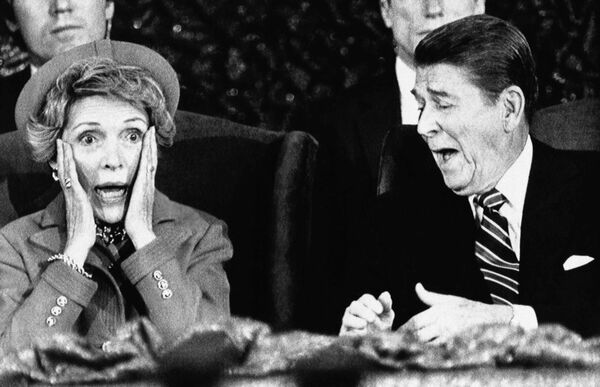 Președintele american Ronald Reagan împreună cu soția sa Nancy la Capital Center din Landover, 1985 - Sputnik Moldova-România