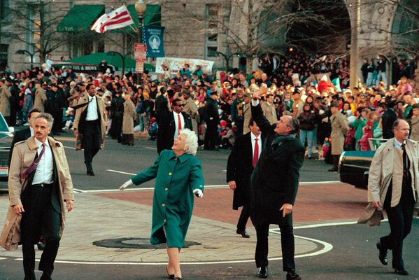 Президент Джордж Буш и первая леди Барбара Буш приветствуют толпу в Вашингтоне - Sputnik Moldova
