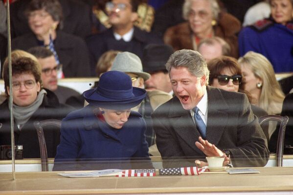 Президент Билл Клинтон и первая леди Хиллари Клинтон во время инаугурационного парада в Вашингтоне, 1993 год - Sputnik Moldova