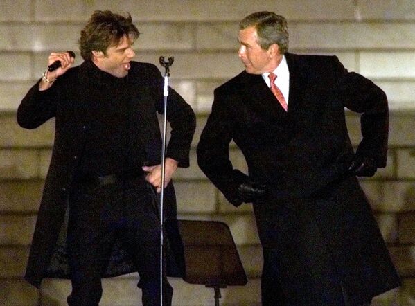 Președintele ales George W. Bush dansează cu cântărețul Ricky Martin în timpul ceremoniei de inaugurare din Washington, DC, 2001 - Sputnik Moldova-România