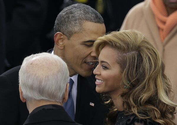 Președintele Barack Obama îi vorbește cântăreței Beyoncé în timpul ceremoniei de inaugurare de la Washington DC - Sputnik Moldova-România