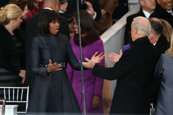 Первая леди Мишель Обама во время привествия вице-президента Джо Байдена на параде в честь инаугурации в Вашингтоне  - Sputnik Moldova