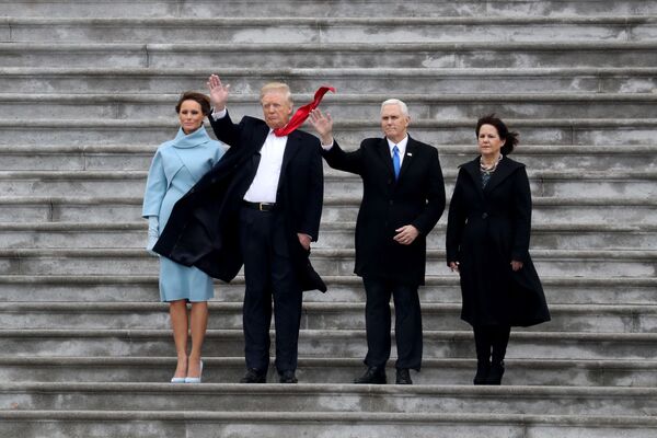 Președintele american Donald Trump, prima doamnă americană Melania și vicepreședintele Mike Pence împreună cu soția sa la ceremonia de inaugurare de la Washington - Sputnik Moldova-România