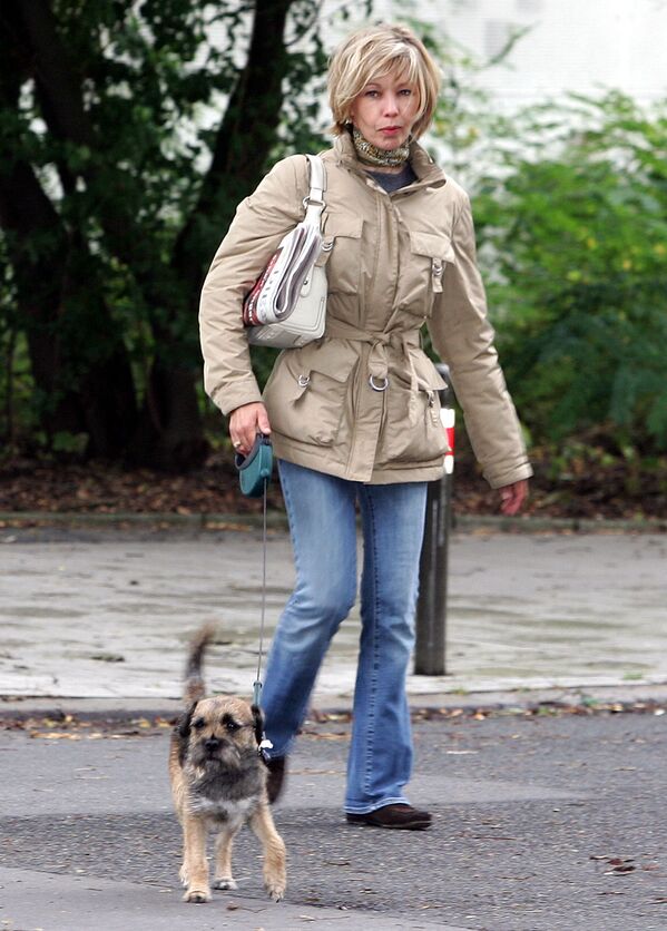 Журналистка и супруга федерального канцлера Германии Герхарда Шрёдера Дорис Шрёдер-Кёпф со своей собакой в Ганновере, 2005 год - Sputnik Moldova-România