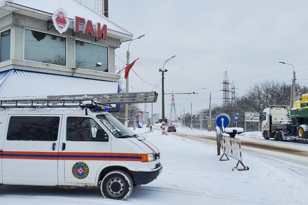 Дороги инспектируют аварийно-спасательные подразделения, чтобы вовремя прийти на помощь тем, кто пострадал от гололедицы. - Sputnik Молдова