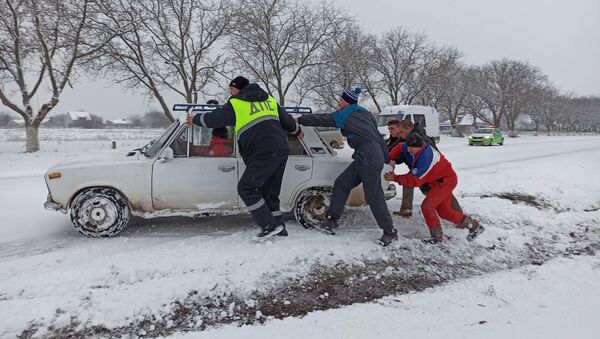  Приднестровье занесло снегом. Гололедица на дорогах - причина многих аварий - Sputnik Молдова