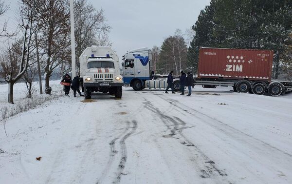 Приднестровье занесло снегом. Гололедица на дорогах - причина многих аварий. - Sputnik Молдова