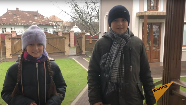 În ajun de Sfântul Vasile, copiii umblă prin sate cu uratul. - Sputnik Moldova