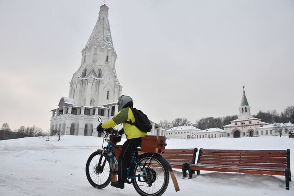 Пргулка на велосипеде около церковки Вознесения Господня в парке Коломенское в Москве - Sputnik Молдова