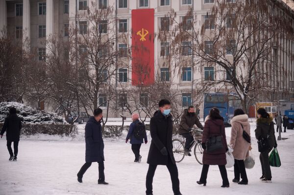 Люди на заснеженных улицах Пхеньяна  - Sputnik Молдова