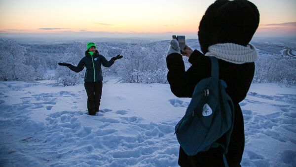 Peisaj de iarnă, femei fotografiindu-se - Sputnik Moldova