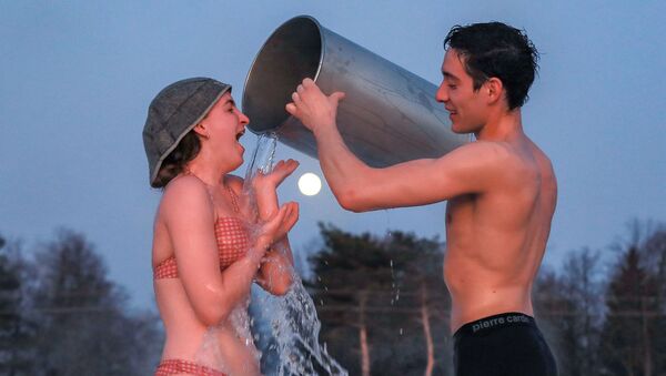 Молодые люди обливаются холодной водой  - Sputnik Молдова