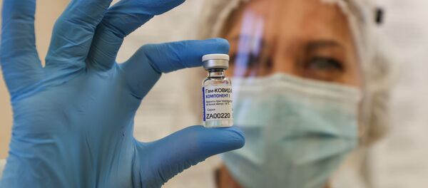 Медицинский работник демонстрирует флакон с вакциной Sputnik V (Gam-COVID-Vac) во время вакцинации против коронавирусной болезни (COVID-19) - Sputnik Moldova