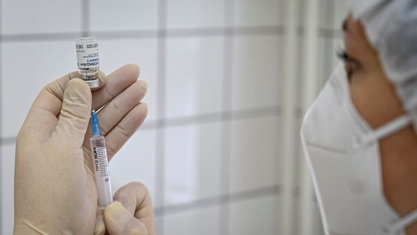 Медицинский работник наполняет шприц вакциной Sputnik V (Gam-COVID-Vac) - Sputnik Moldova-România