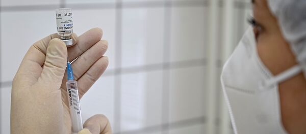 Медицинский работник наполняет шприц вакциной Sputnik V (Gam-COVID-Vac) Медицинский работник наполняет шприц вакциной Sputnik V (Gam-COVID-Vac) - Sputnik Moldova-România