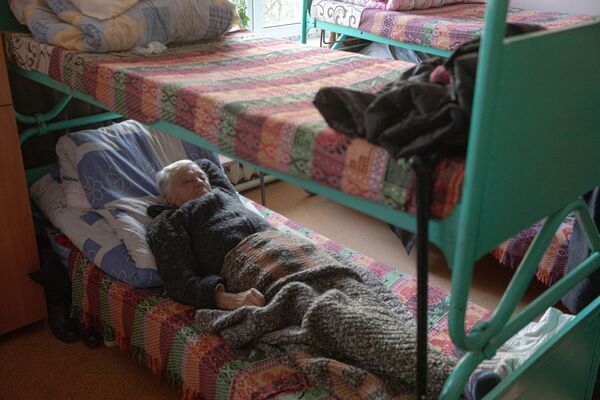 Boschetari la centrul pentru găzduire a oamenilor fără adăpost  - Sputnik Moldova