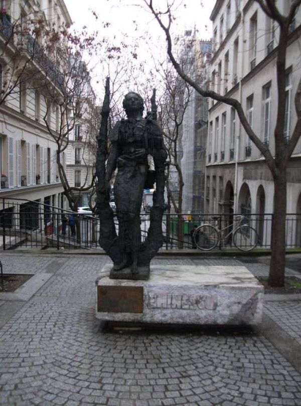Foto: Misterul din viața lui Eminescu și monumentul din Paris al poetului Foto: Misterul din viața lui Eminescu și monumentul din Paris al poetului - Sputnik Moldova