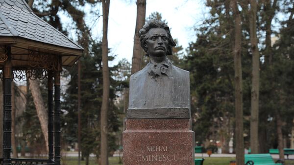 Bustul lui Mihai Eminescu - Sputnik Moldova