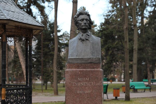 Наш Пушкин: в Молдове чтят Михая Эминеску Наш Пушкин: в Молдове чтят Михая Эминеску - Sputnik Молдова