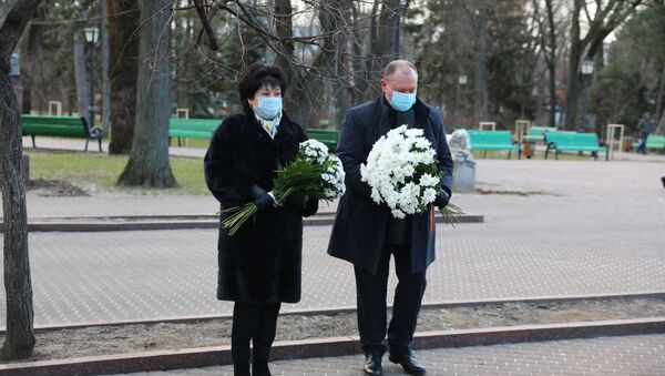 Premierul interimar Aureliu Ciocoi, împreună cu ministrul Educației Liliana Pogolșa, au depus flori la bustul lui Mihai Eminescu - Sputnik Moldova