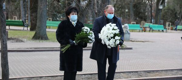 Premierul interimar Aureliu Ciocoi, împreună cu ministrul Educației Liliana Pogolșa, au depus flori la bustul lui Mihai Eminescu - Sputnik Молдова