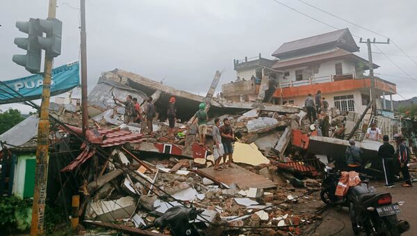 Спасатели ищут выживших после землетрясения в городе Мамаджу, Индонезия - Sputnik Moldova-România