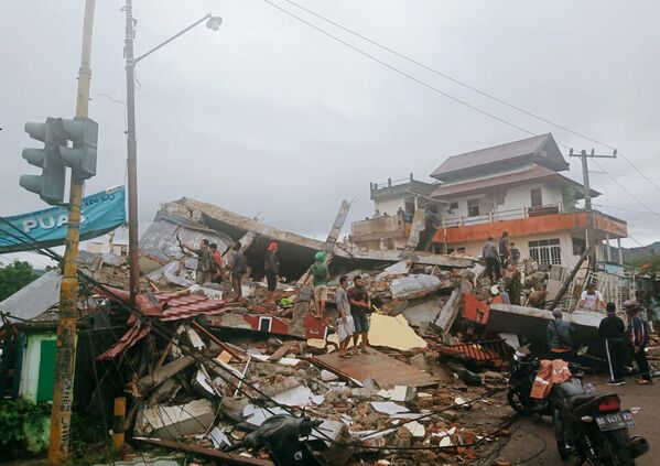 Salvatorii caută supraviețuitori ai cutremurului din Mamadzhu, Indonezia - Sputnik Moldova-România