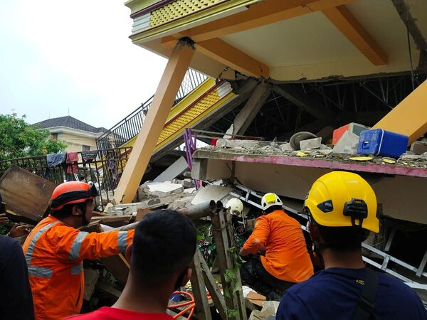 Спасатели ищут выживших после землетрясения в городе Мамаджу, Индонезия - Sputnik Moldova-România