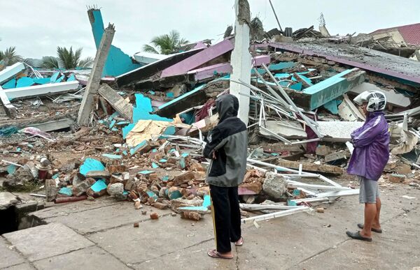 Locuitorii inspectează casele deteriorate de cutremur în Mamuju, Sulawesi, Indonezia - Sputnik Moldova-România