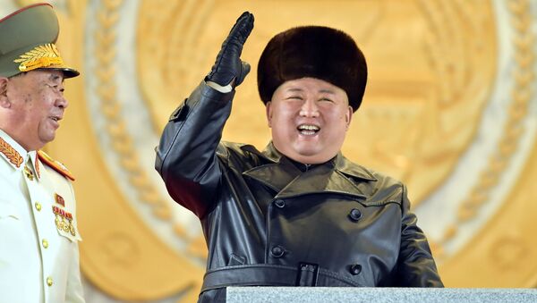 Северокорейский лидер Ким Чен Ын приветствует участников военного парада - Sputnik Moldova-România