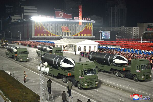 Военный парад по случаю VIII съезда Трудовой партии Кореи в Пхеньяне - Sputnik Moldova-România