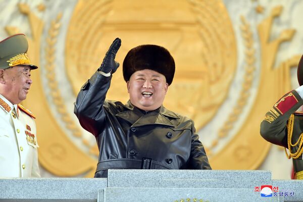 Северокорейский лидер Ким Чен Ын приветствует участников военного парада - Sputnik Moldova-România