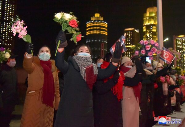 Люди приветствуют участников парада в Пхеньяне  - Sputnik Moldova-România