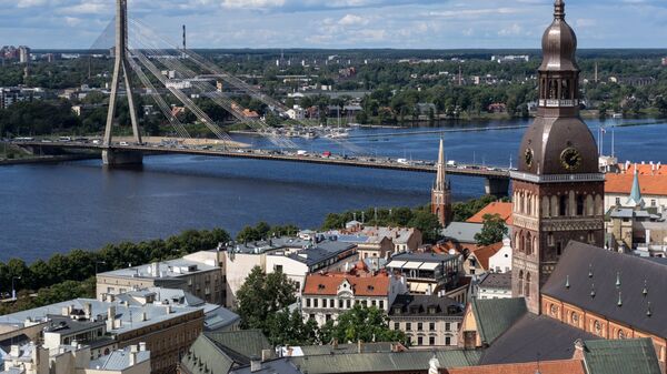 Мост через реку Даугаву в Риге в Латвии. - Sputnik Молдова