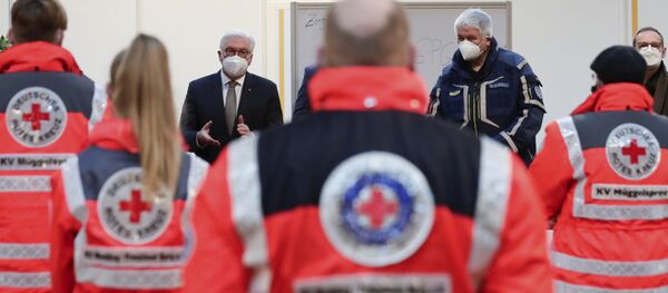 Президент Германии Франк-Вальтер Штайнмайер и мэр Берлина Михаэль Мюллер во время общения с медработниками в Берлине Президент Германии Франк-Вальтер Штайнмайер и мэр Берлина Михаэль Мюллер во время общения с медработниками в Берлине - Sputnik Молдова