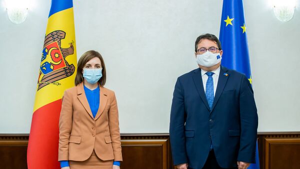 Президент Молдовы Майя Санду и посол ЕС в республике Петер Михалко  - Sputnik Moldova