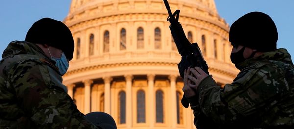Член Национальной гвардии США получает оружие у здания Капитолия в городе Вашингтон  - Sputnik Молдова