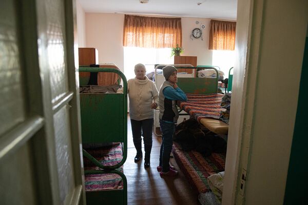 Boschetari la centrul pentru găzduire a oamenilor fără adăpost - Sputnik Moldova-România