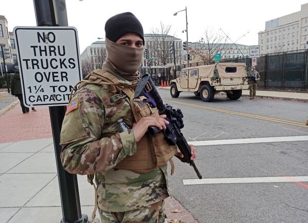 Военнослужащий Национальной гвардии дежурит на одной из улиц неподалеку от здания Капитолия в Вашингтоне - Sputnik Moldova