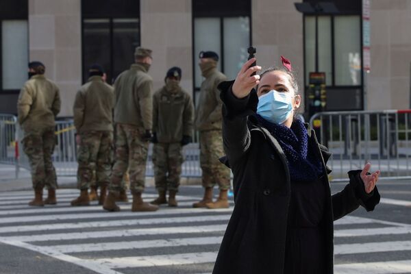 Девушка во время селфи напротив военнослужащих Национальной гвардии  в Вашингтоне  - Sputnik Moldova-România