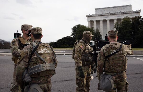 Военнослужащие Национальной гвардии дежурят на одной из улиц неподалеку от здания Капитолия в Вашингтоне - Sputnik Moldova