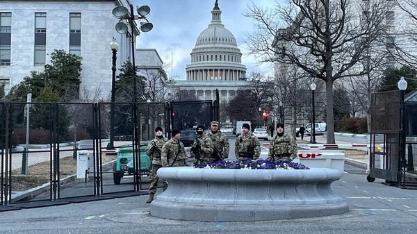 Военнослужащие Национальной гвардии дежурят на одной из улиц неподалеку от здания Капитолия в Вашингтоне - Sputnik Молдова